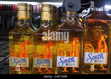 Tjumen, Russia-November 05, 2019: Flasche Sauza Tequila Gold. Perseverancia Brennerei war der Erste, der Schnaps Tequila zu rufen und zu der zu importieren. Stockfoto