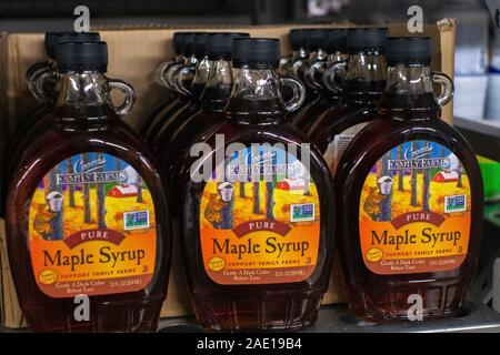 Tjumen, Russia-November 05, 2019: Glas Flasche bio Ahornsirup in einem Supermarkt. Von Coombs Familienbetriebe gemacht Stockfoto