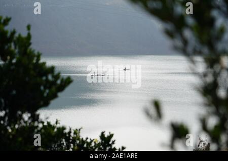 Xi'an. 5 Dez, 2019. Foto auf Dez. 5, 2019 zeigt die Landschaft von Yinghu Hanbin See im Bezirk der Stadt Ankang, im Nordwesten der chinesischen Provinz Shaanxi. Credit: Shao Rui/Xinhua/Alamy leben Nachrichten Stockfoto