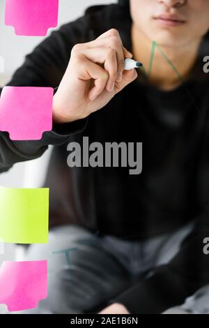 7/8-Ansicht von seo manager Malerei Graphiken auf Glas Stockfoto