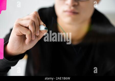 7/8-Ansicht von seo manager Malerei Pfeil auf Glas Stockfoto