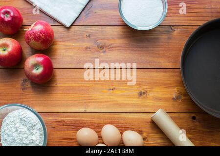 Backen Konzept Hintergrund. Grenze design Kochen, Weihnachten und Winter cookies Zutaten. Backen Gebäck und Kekse: Äpfel, Gewürze, Zucker, Eier auf nicht Stockfoto