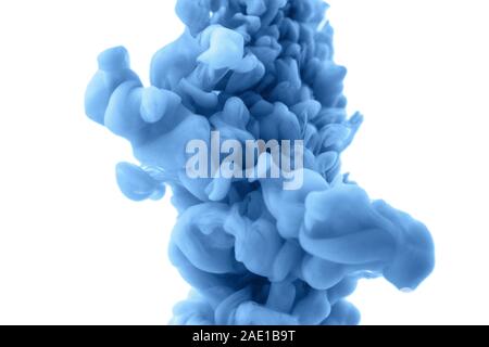 Tinte in Wasser in einem klassischen blauen Farbe. Aussehen wie eine Wolke oder Rauch oder ohne Schwerkraft. Stockfoto