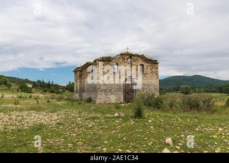 Einen alten und traditionellen Stil, einst sehr lange Zeit gebaut, das Kloster in der malerischsten Orte von sonnigen Bulgarien steht Stockfoto