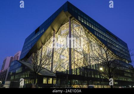 Berlin, Deutschland. 05 Dez, 2019. Die Axel Springer neues Gebäude am Abend in der Dämmerung. Nach der Fertigstellung, getöntes Glas Oberflächen und 3D-Elementen wird die Fassade der Licht durchfluteten Büro Gebäude charakterisieren. Eine neue Axel Springer SE Verlagshaus ist errichtet auf dem 10.000 Quadratmeter großen Gelände. Das Gebäude bietet Arbeitsplätze für bis zu 3500 Mitarbeiter. Foto: Jens Kalaene/dpa-Zentralbild/ZB/dpa/Alamy leben Nachrichten Stockfoto