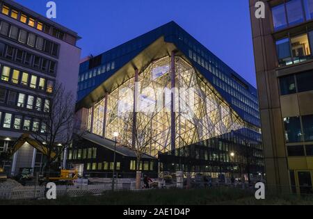 Berlin, Deutschland. 05 Dez, 2019. Die Axel Springer neues Gebäude am Abend in der Dämmerung. Nach der Fertigstellung, getöntes Glas Oberflächen und 3D-Elementen wird die Fassade der Licht durchfluteten Büro Gebäude charakterisieren. Eine neue Axel Springer SE Verlagshaus ist errichtet auf dem 10.000 Quadratmeter großen Gelände. Das Gebäude bietet Arbeitsplätze für bis zu 3500 Mitarbeiter. Foto: Jens Kalaene/dpa-Zentralbild/ZB/dpa/Alamy leben Nachrichten Stockfoto