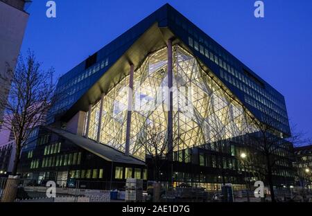 Berlin, Deutschland. 05 Dez, 2019. Die Axel Springer neues Gebäude am Abend in der Dämmerung. Nach der Fertigstellung, getöntes Glas Oberflächen und 3D-Elementen wird die Fassade der Licht durchfluteten Büro Gebäude charakterisieren. Eine neue Axel Springer SE Verlagshaus ist errichtet auf dem 10.000 Quadratmeter großen Gelände. Das Gebäude bietet Arbeitsplätze für bis zu 3500 Mitarbeiter. Foto: Jens Kalaene/dpa-Zentralbild/ZB/dpa/Alamy leben Nachrichten Stockfoto