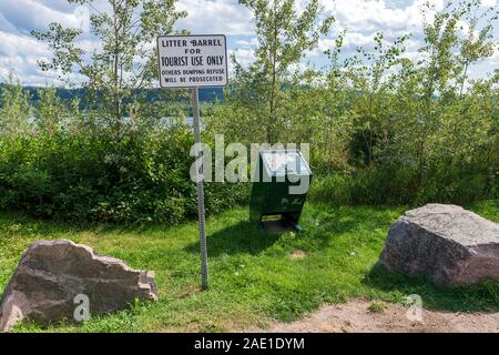 Tragen Beweis wurf Barrel und Zeichen bei der trockenen William See Rastplatz, British Columbia, Kanada Stockfoto