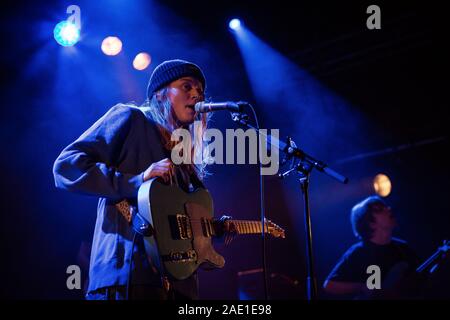 Oslo, Norwegen. 05 Nov, 2019. Die norwegische Sängerin und Songwriterin Mädchen in Rot führt ein Live Konzert im Parkteatret in Oslo. (Foto: Gonzales Foto/Tord Litleskare/Alamy Live-Nachrichten) Stockfoto