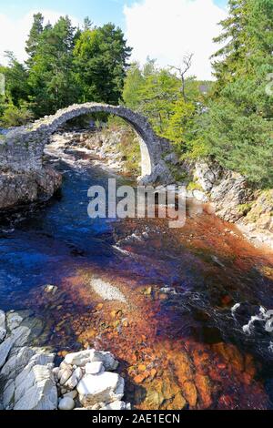 Die antike Steinbrücke über den Fluss Carr, Scottish Highlands. Stockfoto