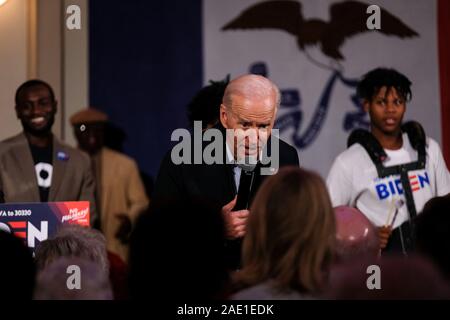 Der Präsidentschaftskandidat der ehemalige Vizepräsident Joe Biden Adressen seine Anhänger während seiner "Keine Malarkey "bus tour in Waterloo. Stockfoto