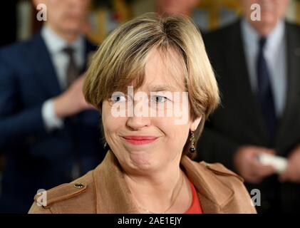 06 Dezember 2019, Schleswig-Holstein, Lübeck: Catherine de Bolle, Direktor von Europol, beantwortet Fragen von Journalisten als Gast an der Konferenz der Minister des Innern. Am letzten Tag der Konferenz werden Themen wie Kriminalität und Migration Politik auf der Tagesordnung stehen. Foto: Carsten Rehder/dpa Stockfoto