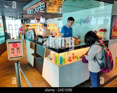 Wolkenkratzer Taipeh 101 Gebäude auf 89 F Indoor observatory Deck bietet einen unverbauten Blick auf die Stadt in alle Richtungen. Ein Wahrzeichen supertall skyscrape Stockfoto