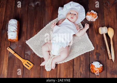 das Baby im Chefkoch Mehl Brötchen Brot Stockfoto