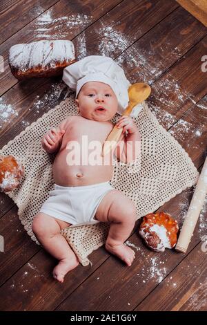 das Baby im Chefkoch Mehl Brötchen Brot Stockfoto