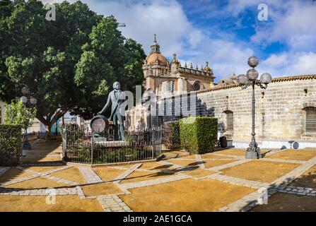 JEREZ DE LA FRONTERA, SPANIEN - ca. November 2019: Der Manuel Maria Gonzalez Denkmal von Jerez de la Frontera in Andalusien, Spanien Stockfoto