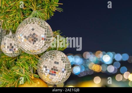 Glaskugel Ornamente auf einem Weihnachtsbaum und verschwommen Lichter. Stockfoto