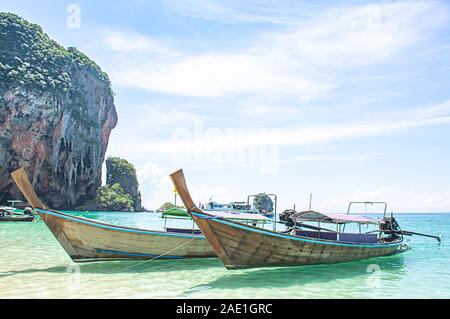 Viele Bootstouren und Touristen am Strand Hintergrund Insel an der Phra Nang Cave Beach, Krabi in Thailand. Stockfoto