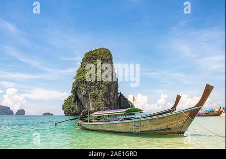 Viele Bootstouren und Touristen am Strand Hintergrund Insel an der Phra Nang Cave Beach, Krabi in Thailand. Stockfoto