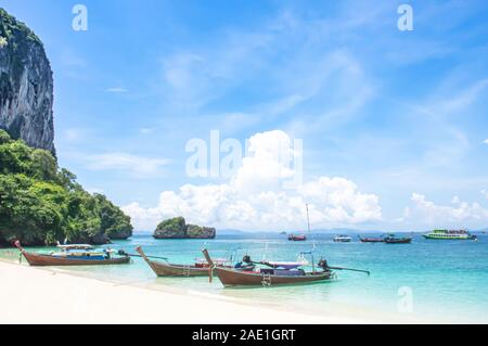 Viele Bootstouren und Touristen am Strand von Poda Island, Krabi in Thailand. Stockfoto