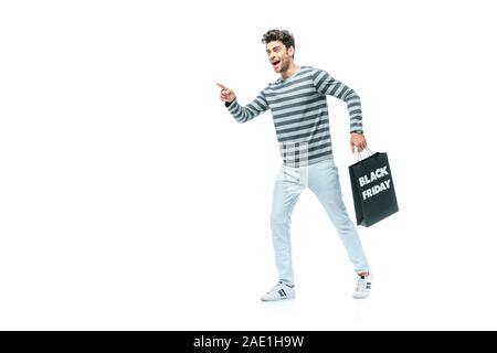 Emotionale Menschen zeigen und Holding Shopping Bag am schwarzen Freitag, isoliert auf weißem Stockfoto