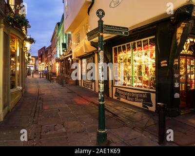 Wenig Stonegate bei Dämmerung an Weihnachten Stadt York Yorkshire England Stockfoto