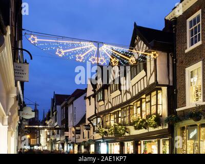 Weihnachtsbeleuchtung über Stonegate bei Dämmerung Stadt York Yorkshire England Stockfoto