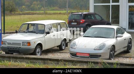 Leipzig, Deutschland. 10 Sep, 2019. Ein Wartburg und ein Porsche stehen Seite an Seite als Gebrauchtwagen im Autohaus in Machern, Sachsen. Credit: Volkmar Heinz/dpa-Zentralbild/ZB/dpa/Alamy leben Nachrichten Stockfoto