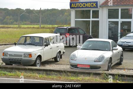 Leipzig, Deutschland. 10 Sep, 2019. Ein Wartburg und ein Porsche stehen Seite an Seite als Gebrauchtwagen im Autohaus in Machern, Sachsen. Credit: Volkmar Heinz/dpa-Zentralbild/ZB/dpa/Alamy leben Nachrichten Stockfoto