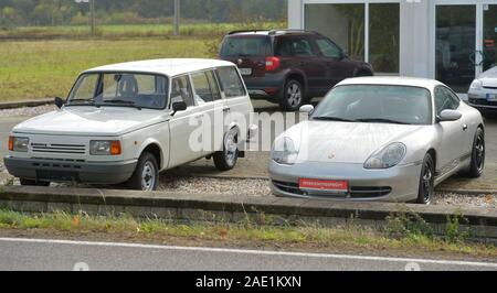 Leipzig, Deutschland. 10 Sep, 2019. Ein Wartburg und ein Porsche stehen Seite an Seite als Gebrauchtwagen im Autohaus in Machern, Sachsen. Credit: Volkmar Heinz/dpa-Zentralbild/ZB/dpa/Alamy leben Nachrichten Stockfoto