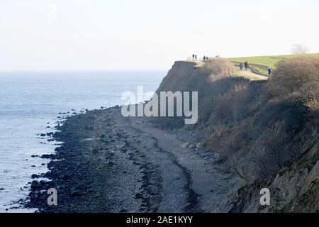 05 Dezember 2019, Schleswig-Holstein, Lübeck-Travemünde: Wanderer den Weg entlang der Brodtener Ufer an der Ostsee. Die Kante hat sich mehr und mehr in den letzten Jahren gebrochen. Foto: Carsten Rehder/dpa Stockfoto