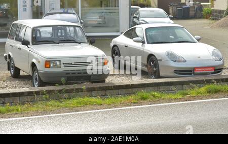 Leipzig, Deutschland. 10 Sep, 2019. Ein Wartburg und ein Porsche stehen Seite an Seite als Gebrauchtwagen im Autohaus in Machern, Sachsen. Credit: Volkmar Heinz/dpa-Zentralbild/ZB/dpa/Alamy leben Nachrichten Stockfoto