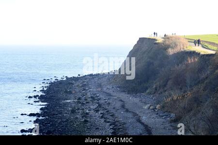 05 Dezember 2019, Schleswig-Holstein, Lübeck-Travemünde: Wanderer den Weg entlang der Brodtener Ufer an der Ostsee. Die Kante hat sich mehr und mehr in den letzten Jahren gebrochen. Foto: Carsten Rehder/dpa Stockfoto