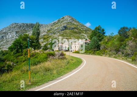 Weg nach El Brezo Heiligtum. Burgos de la Peña, Palencia Provinz Castilla Leon, Spanien. Stockfoto