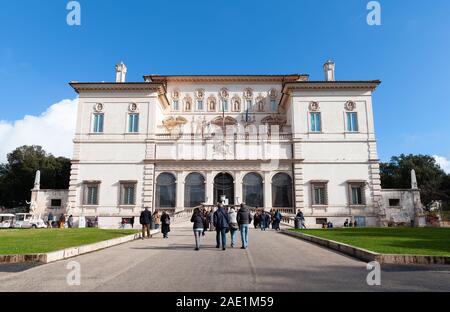 Rom, Italien, 13. Februar 2016: Touristen in der Nähe von Galleria Borghese an einem sonnigen Tag Stockfoto