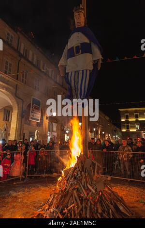 Fermo, Italien - Februar 9, 2016: Ritual Performance mit dem Verbrennen des Königs Puppe in Fermo, Italien. Die Menschen sehen das Lagerfeuer bei Nacht Stockfoto