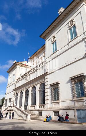 Rom, Italien, 13. Februar 2016: Touristen Rest nahe dem Eingang zur Galleria Borghese am sonnigen Tag, vertikale Foto Stockfoto