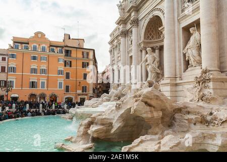 Rom, Italien, 13. Februar 2016: Touristen sind in der Nähe der Trevi Brunnen. Es ist eine der beliebtesten Touristenattraktionen in Rom Stockfoto