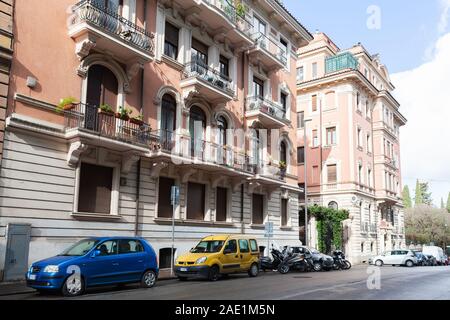 Rom, Italien, 13. Februar 2016: Gewöhnliche street view von Rom mit Autos in der Nähe von luxus Häuser geparkt Stockfoto