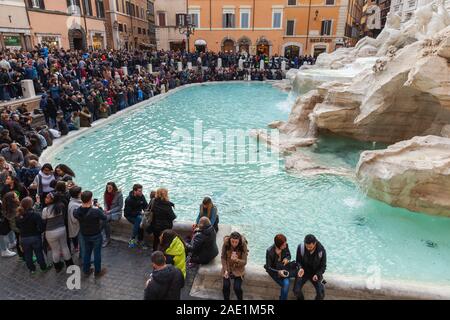 Rom, Italien, 13. Februar 2016: eine Menge von Touristen befinden sich in der Nähe der Trevi Brunnen ein iconic Symbol des kaiserlichen Rom Stockfoto