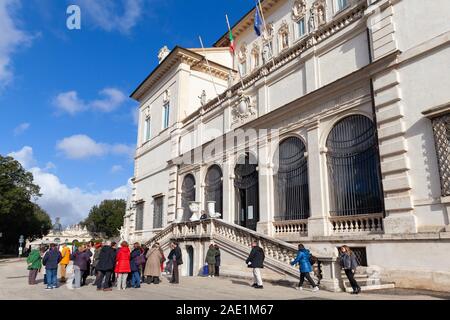 Rom, Italien, 13. Februar 2016: Touristen sind in der Nähe der Eingang zur Galleria Borghese an einem sonnigen Tag Stockfoto