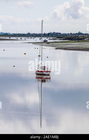 Boote mit Reflexion über die Ebbe des River Crouch, South Woodham Ferrers, Essex August 2019 Stockfoto