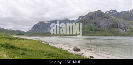 Polarkreis Fjordlandschaft mit Postern Seite der Einlass unter steile Hänge, unter hellen trübe Licht in der Nähe von Flakstad, Lofoten, Norwegen Schuß Stockfoto