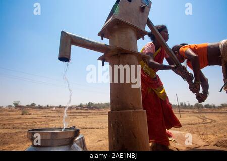 Stammesfrau pumpt Wasser aus Handpumpe, Nandgaon, Atgaon, Maharashtra, Indien, Asien, indische Wasserknappheit, Wasserknappheit Stockfoto