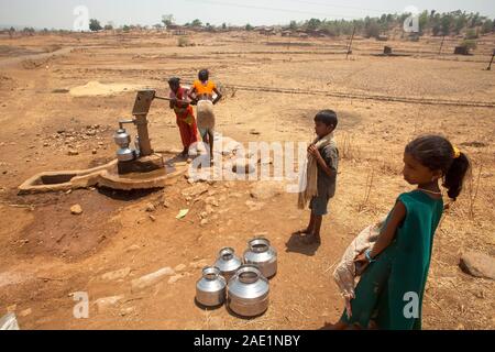 Stammesfrau pumpt Wasser aus Handpumpe, Nandgaon, Atgaon, Maharashtra, Indien, Asien, indische Wasserknappheit, Wasserknappheit Stockfoto