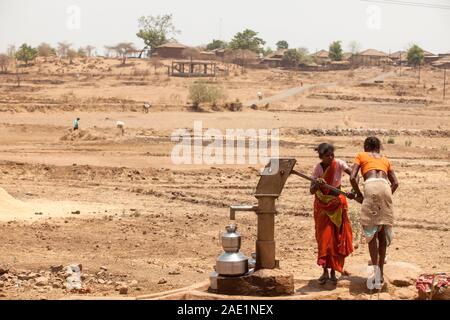 Stammesfrau pumpt Wasser aus Handpumpe, Nandgaon, Atgaon, Maharashtra, Indien, Asien, indische Wasserknappheit, Wasserknappheit Stockfoto