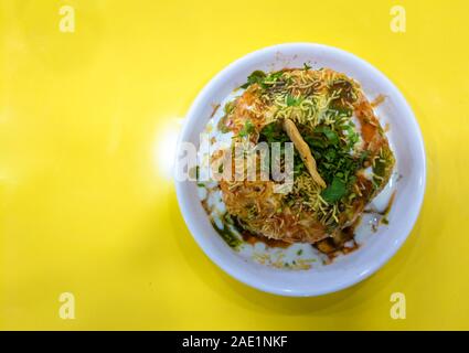 Raj kachori chaat mit gelbem Hintergrund. Stockfoto