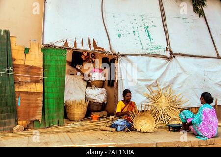 Die Frauen weben Zuckerrohr Körbe, Bangalore, Karnataka, Indien, Asien Stockfoto