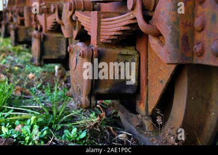 Rusty-Räder mit Federn. Vergessen Industrie. Rost auf alten Mechanismus. Stockfoto