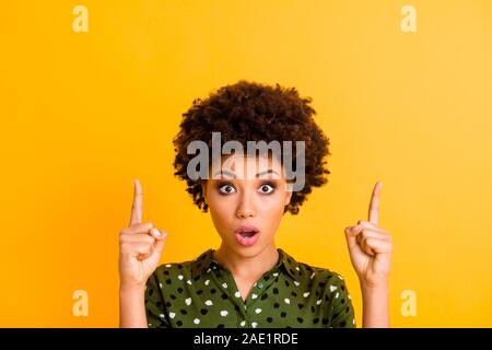 Nahaufnahme Foto lustige funky erstaunt Afro American Girl Blick Punkt Zeigefinger copyspace, direkte Werbung promo Wonder scream wow omg Verschleiß stilvolle Stockfoto